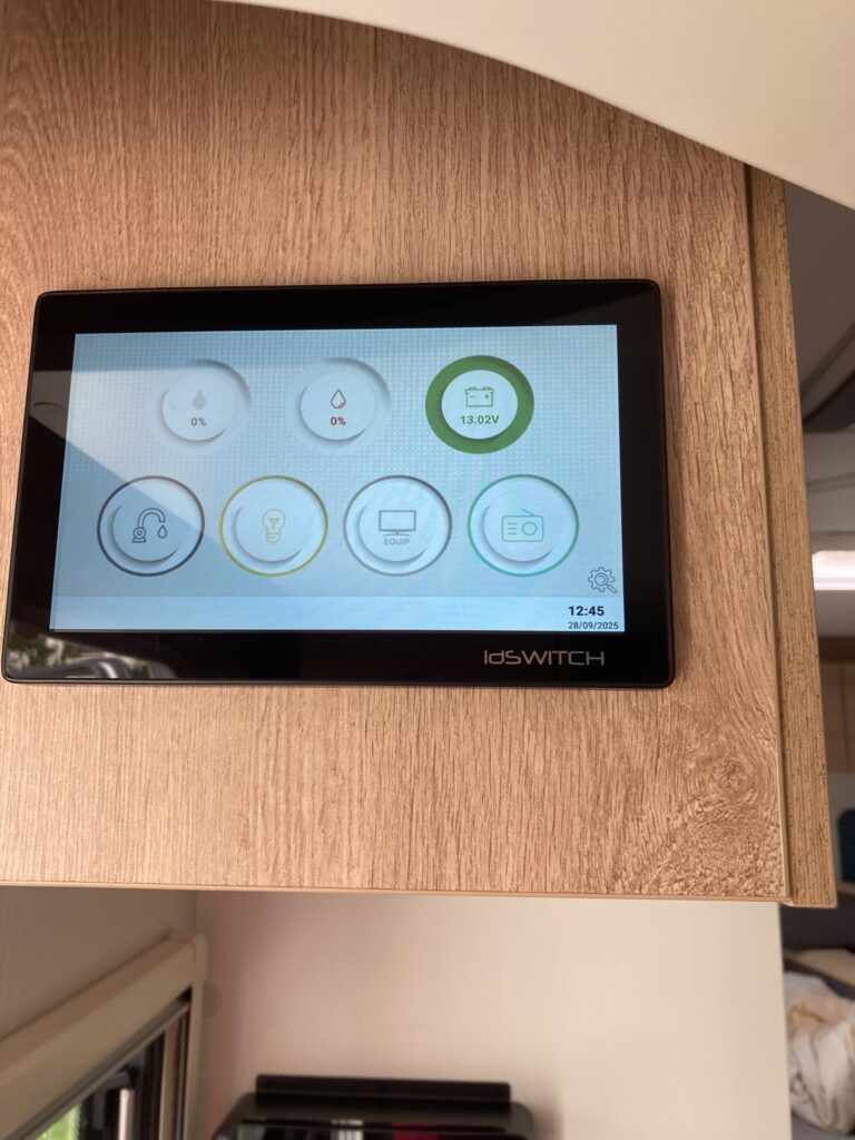 Bedienpanel Wohnmobil mit moderner Technik zur Miete für Wohnmobilurlaub un Fürth