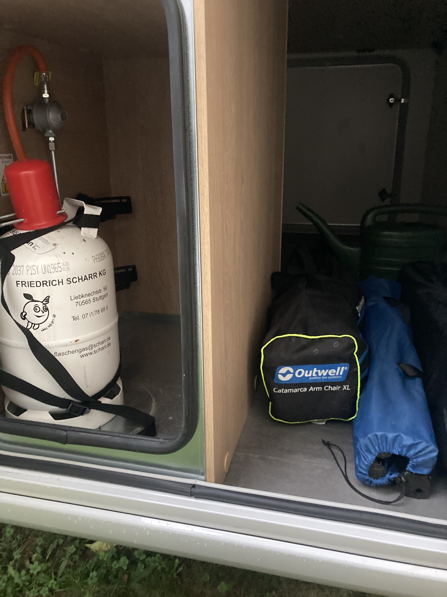 Wohnmobil große Heckgarage mit Gasflasche Tisch und Stühlen