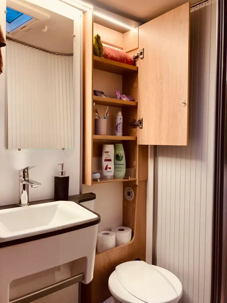 Geräumiges Bad im Wohnmobil
