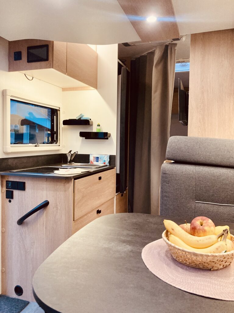 Wohnmobil zum mieten für Wohnmobilurlaub mit gemütlicher Sitzecke
