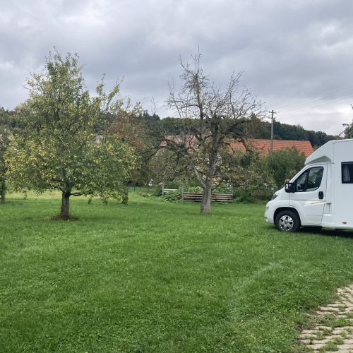 Wohnmobil auf Wiese mit Obstbäumen in der Fränkischen Schweiz